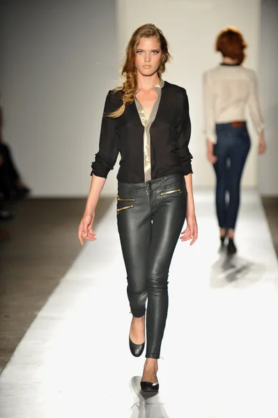 モデルは、2013年ファッションショー dl 1961 プレミアム デニム春で滑走路を歩く — ストック写真