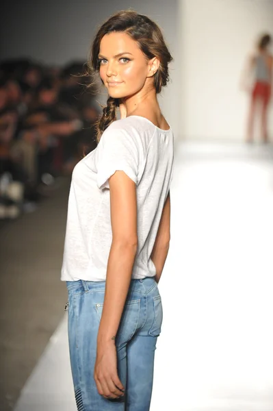 モデルは、2013年ファッションショー dl 1961 プレミアム デニム春で滑走路を歩く — ストック写真