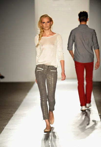 A model walks the runway at the DL 1961 Premium Denim spring 2013 fashion show — Stock Photo, Image