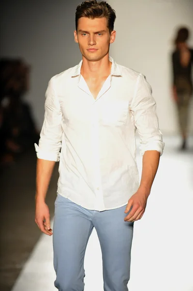 A model walks the runway at the DL 1961 Premium Denim spring 2013 fashion show — Stock Photo, Image