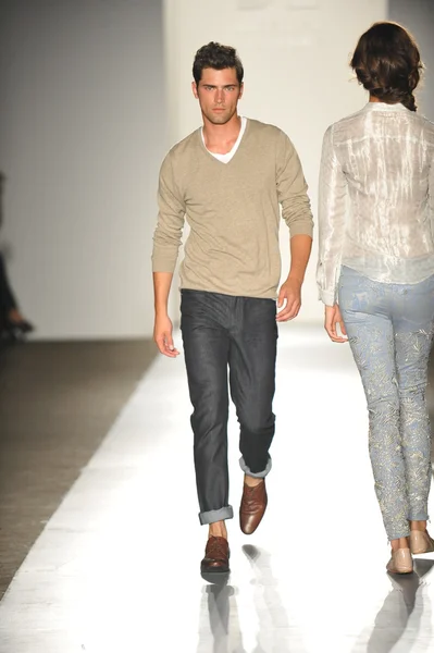 A model walks the runway at the DL 1961 Premium Denim spring 2013 fashion show — Stock Photo, Image