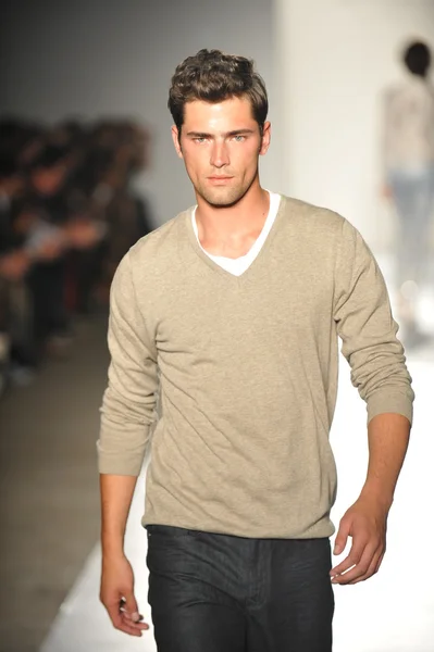 A model walks the runway at the DL 1961 Premium Denim spring 2013 fashion show — Stock Photo, Image