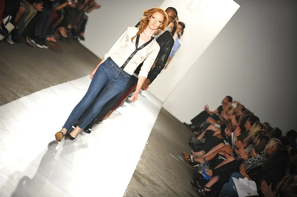 A model walks the runway at the DL 1961 Premium Denim spring 2013 fashion show — Stock Photo, Image