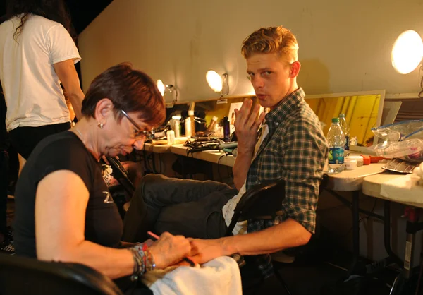 Um modelo se prepara nos bastidores do desfile de moda DL 1961 Premium Denim Spring 2013 — Fotografia de Stock