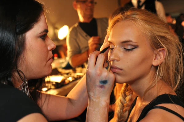 A model gets ready backstage at the DL 1961 Premium Denim spring 2013 fashion show — Stock Photo, Image