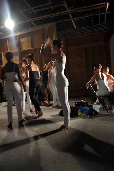 Dancers getting ready backstage for the DL 1961 Premium Denim spring 2013 fashion show — Stock Photo, Image