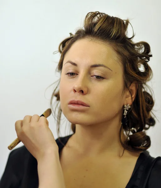 Καθαρίστε το μοντέλο πρόσωπο κατά την έναρξη της διαδικασίας του μακιγιάζ. δεν μακιγιάζ — Φωτογραφία Αρχείου