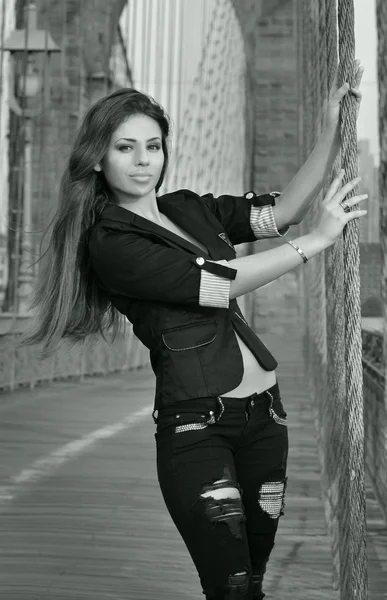 Fashion model posing sexy in black costume on Brooklyn Bridge in New York — Stock Photo, Image