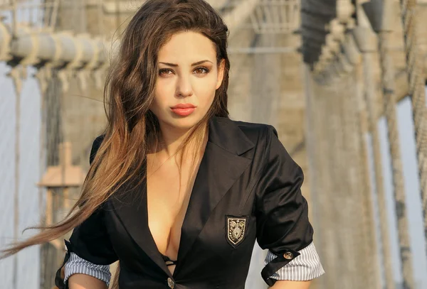 Modelo de moda posando sexy en chaqueta negra en Brooklyn Bridge en Nueva York — Foto de Stock