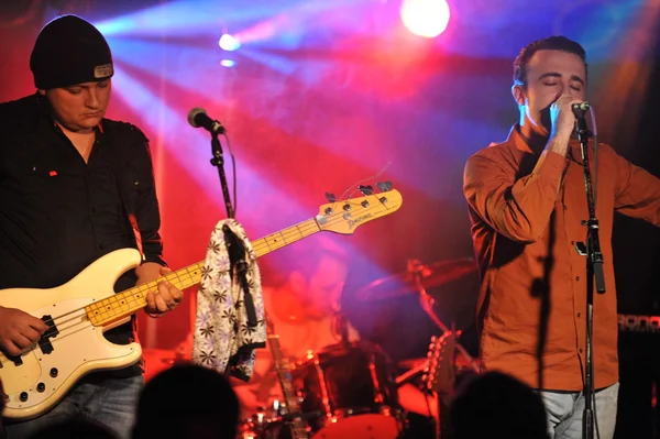 NUEVA YORK - 27 DE FEBRERO: El grupo de música Father of Sam actúa en el escenario durante el Festival de Rock Ruso en Webster Hall el 27 de febrero de 2013 en Nueva York — Foto de Stock