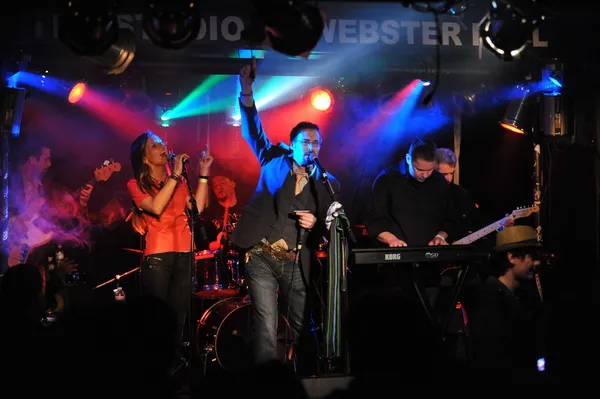 NUEVA YORK - 27 DE FEBRERO: El grupo de música Inside Pocket actúa en el escenario durante el Festival de Rock Ruso en Webster Hall el 27 de febrero de 2013 en Nueva York —  Fotos de Stock