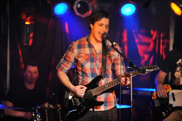 New york-27 februari: muziek groep moonchunx presteert op het podium tijdens de Russische rockfestival in de webster hall op 27 februari 2013 in nyc — Stockfoto