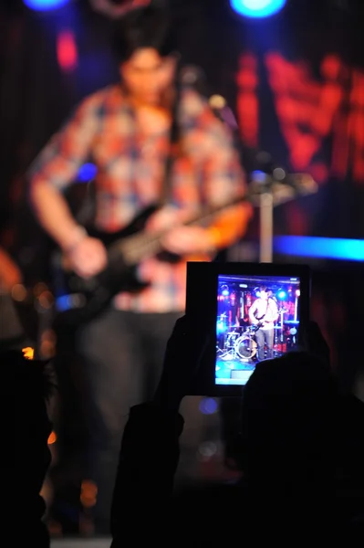 NOVA IORQUE - FEVEREIRO 27: filmando no tablóide como o grupo musical Moonchunx se apresenta no palco durante o Festival de Rock Russo no Webster Hall em 27 de fevereiro de 2013 em Nova York — Fotografia de Stock