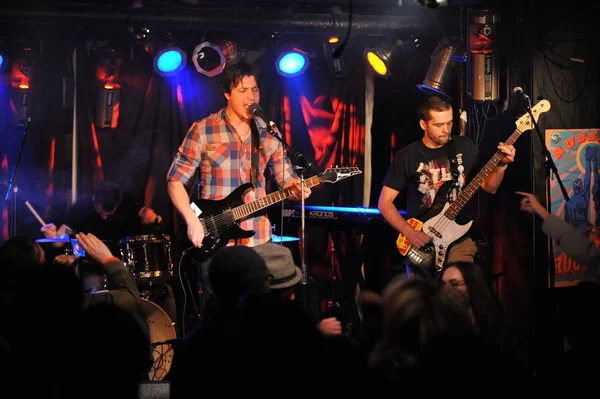 NUEVA YORK - 27 DE FEBRERO: El grupo de música Moonchunx actúa en el escenario durante el Festival de Rock Ruso en Webster Hall — Foto de Stock