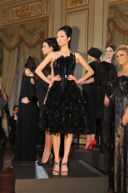 new york - 6 Şubat: modelleri nyc 6 Şubat 2013 tarihinde ny yılında Rus federasyon başkonsolosluk içinde rusça moda endüstrisi resepsiyon sonbahar kış 2013 statik sunumda pozlar.