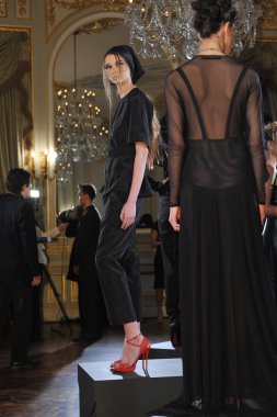 new york - 6 Şubat: modelleri nyc 6 Şubat 2013 tarihinde ny yılında Rus federasyon başkonsolosluk içinde rusça moda endüstrisi resepsiyon sonbahar kış 2013 statik sunumda pozlar.