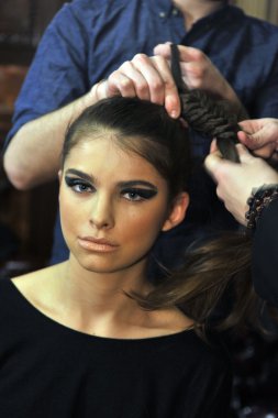 new york - 6 Şubat: modelleri nyc 6 Şubat 2013 tarihinde ny yılında Rus federasyon başkonsolosluk içinde rusça moda endüstrisi resepsiyon sonbahar kış 2013 hazır kuliste alır.