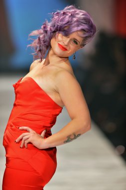 New york, ny - 6 Şubat: zac posen giyen kelly osbourne kalp gerçek 's kırmızı elbise koleksiyonu Güz 2013 mercedes-benz moda haftası nyc üzerinde 6 Şubat 2013, pist yürür.