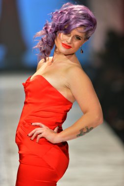 New york, ny - 6 Şubat: zac posen giyen kelly osbourne kalp gerçek 's kırmızı elbise koleksiyonu Güz 2013 mercedes-benz moda haftası nyc üzerinde 6 Şubat 2013, pist yürür.