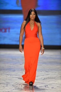 New york, ny - 6 Şubat: toni braxton herve l. leroux giyen kalp gerçek 's kırmızı elbise koleksiyonu Güz 2013 mercedes-benz moda haftası nyc üzerinde 6 Şubat 2013, pist yürür.