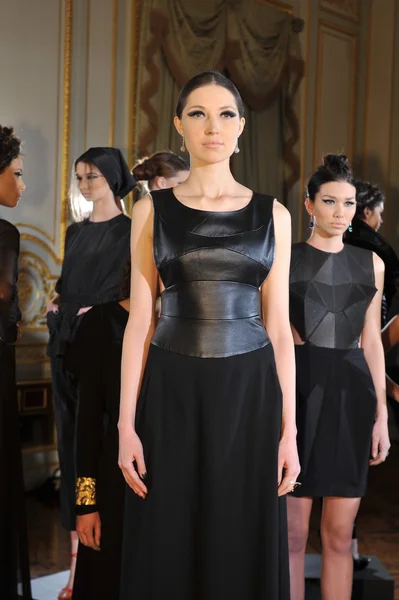 New york - februari 06: modeller poser på statisk presentation för rysk mode industrin mottagning hösten vintern 2013 i generalkonsulat i Ryssland i ny den 06 februari, 2013 i nyc. — Stockfoto