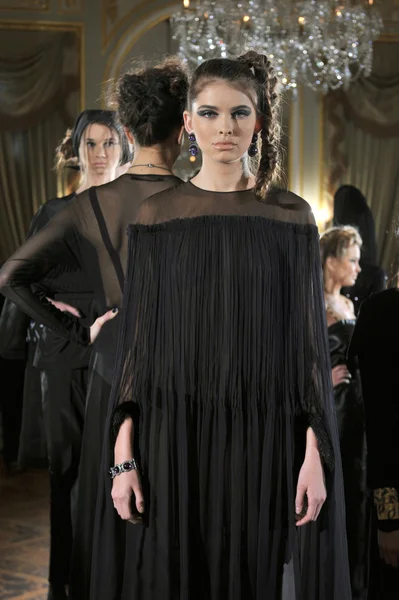 뉴욕-2 월 6: 러시아 패션 산업 운영을 위한 정적 프레 젠 테이 션에서 모델 포즈가을 뉴욕에서 러시아 연방 총영사관에서 겨울 2013 2013 년 2 월 6 일 뉴욕에서. — 스톡 사진