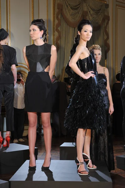 New york - februari 06: modeller poser på statisk presentation för rysk mode industrin mottagning hösten vintern 2013 i generalkonsulat i Ryssland i ny den 06 februari, 2013 i nyc. — Stockfoto