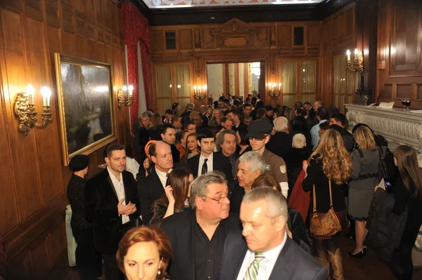 НЬЮ-ЙОРК - 06 февраля: Гости посетили модную презентацию для осеннего приема модной индустрии России в 2013 году в Генеральном консульстве Российской Федерации в Нью-Йорке 6 февраля 2013 года . — стоковое фото