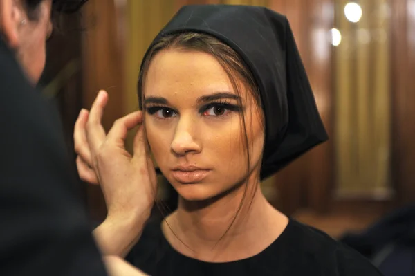 NEW YORK - FEBRUARY 06: Models gets ready backstage for Russian Fashion Industry Reception Fall Winter 2013 in Consulate General of the Russian Federation in NY on February 06, 2013 in NYC. — Stock Photo, Image