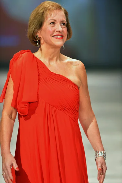 NEW YORK, NY - FEBRUARY 06: Cindy Parsons wearing Adrianna Papell walks the runway at The Heart Truth's Red Dress Collection during Fall 2013 Mercedes-Benz Fashion Week on February 6, 2013, NYC. — Stock Photo, Image