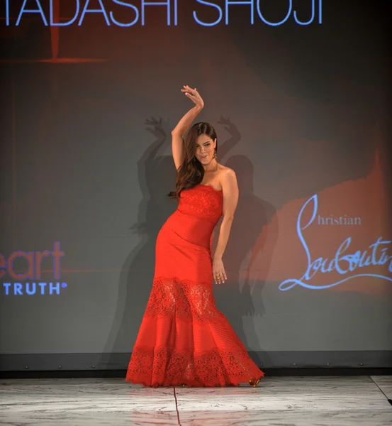New york, ny - únor 06: roselyn sanchez nošení tadashi shoji chodí dráha v pravdě srdce červené šaty kolekce během pádu 2013 mercedes-benz fashion week v 6 února 2013, nyc. — Stock fotografie