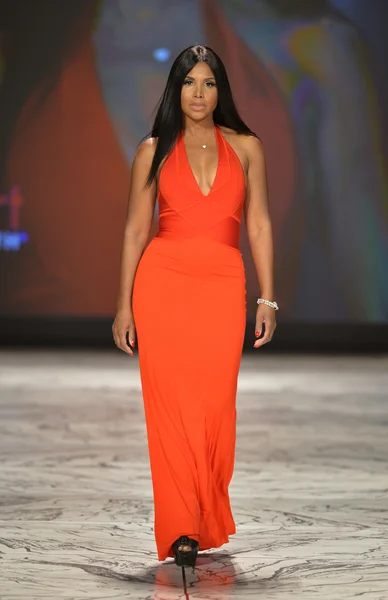 New york, ny - 06 februari: toni braxton bär herve l. leroux går banan vid hjärtat sanningen röd klänning samling under hösten 2013 mercedes-benz fashion week den 6 februari 2013, nyc. — Stockfoto