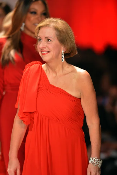 NOVA IORQUE, NY - FEVEREIRO 06: Cindy Parsons vestindo Adrianna Papell caminha na passarela do The Heart Truth 's Red Dress Collection durante o outono de 2013 Mercedes-Benz Fashion Week em 6 de fevereiro de 2013, NYC . — Fotografia de Stock
