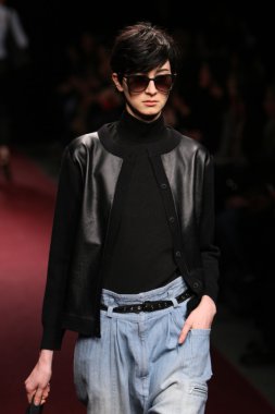 New york, ny - 6 Şubat: manken rachel comey sonbahar 2013 mercedes-benz moda haftası pier 59 Studios-6 Şubat 2013 tarihinde new York'ta pist yürür.