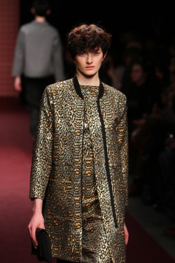 New york, ny - 6 Şubat: manken rachel comey sonbahar 2013 mercedes-benz moda haftası pier 59 Studios-6 Şubat 2013 tarihinde new York'ta pist yürür.