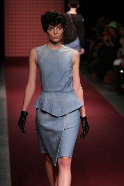 New york, ny - 6 Şubat: manken rachel comey sonbahar 2013 mercedes-benz moda haftası pier 59 Studios-6 Şubat 2013 tarihinde new York'ta pist yürür.