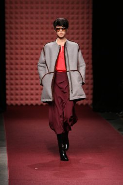 New york, ny - 6 Şubat: manken rachel comey sonbahar 2013 mercedes-benz moda haftası pier 59 Studios-6 Şubat 2013 tarihinde new York'ta pist yürür.