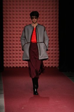 New york, ny - 6 Şubat: manken rachel comey sonbahar 2013 mercedes-benz moda haftası pier 59 Studios-6 Şubat 2013 tarihinde new York'ta pist yürür.