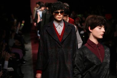 New york, ny - 6 Şubat: modelleri, rachel comey sonbahar 2013 mercedes-benz moda haftası pier 59 Studios-6 Şubat 2013 tarihinde new york City, pistin final yürümek.