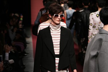 New york, ny - 6 Şubat: modelleri, rachel comey sonbahar 2013 mercedes-benz moda haftası pier 59 Studios-6 Şubat 2013 tarihinde new york City, pistin final yürümek.