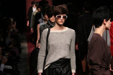 New york, ny - 6 Şubat: modelleri, rachel comey sonbahar 2013 mercedes-benz moda haftası pier 59 Studios-6 Şubat 2013 tarihinde new york City, pistin final yürümek.