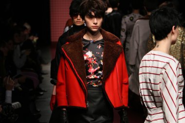 New york, ny - 6 Şubat: modelleri, rachel comey sonbahar 2013 mercedes-benz moda haftası pier 59 Studios-6 Şubat 2013 tarihinde new york City, pistin final yürümek.