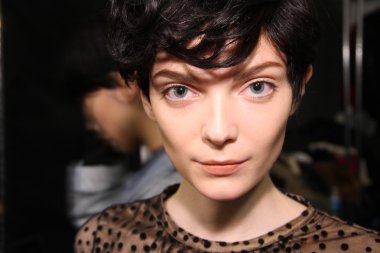 New york, ny - 6 Şubat: manken kuliste comey sonbahar 2013 defile pier 59-6 Şubat 2013 tarihinde new York'ta mercedes-benz moda haftası sırasında rachel hazırlanır.