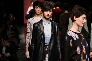 New york, ny - 6 Şubat: modelleri, rachel comey sonbahar 2013 mercedes-benz moda haftası pier 59 Studios-6 Şubat 2013 tarihinde new york City, pistin final yürümek.