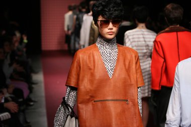 New york, ny - 6 Şubat: modelleri, rachel comey sonbahar 2013 mercedes-benz moda haftası pier 59 Studios-6 Şubat 2013 tarihinde new york City, pistin final yürümek.