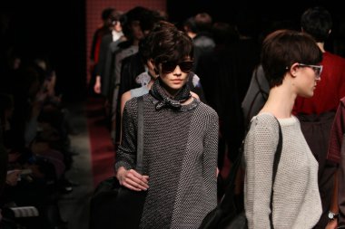 New york, ny - 6 Şubat: modelleri, rachel comey sonbahar 2013 mercedes-benz moda haftası pier 59 Studios-6 Şubat 2013 tarihinde new york City, pistin final yürümek.