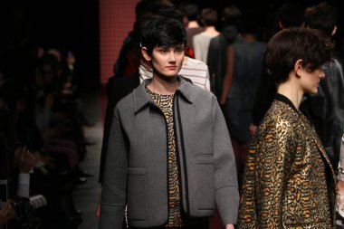 New york, ny - 6 Şubat: modelleri, rachel comey sonbahar 2013 mercedes-benz moda haftası pier 59 Studios-6 Şubat 2013 tarihinde new york City, pistin final yürümek.