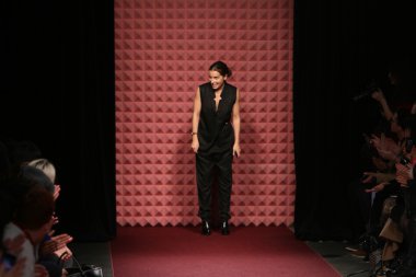 New york, ny - 6 Şubat: tasarımcı rachel comey rachel comey sonbahar 2013 mercedes-benz moda haftası pier 59 Studios-6 Şubat 2013 tarihinde new York'ta pist yürür.