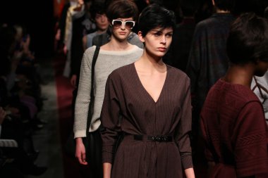 New york, ny - 6 Şubat: modelleri, rachel comey sonbahar 2013 mercedes-benz moda haftası pier 59 Studios-6 Şubat 2013 tarihinde new york City, pistin final yürümek.