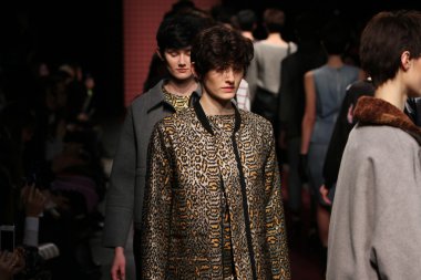 New york, ny - 6 Şubat: modelleri, rachel comey sonbahar 2013 mercedes-benz moda haftası pier 59 Studios-6 Şubat 2013 tarihinde new york City, pistin final yürümek.